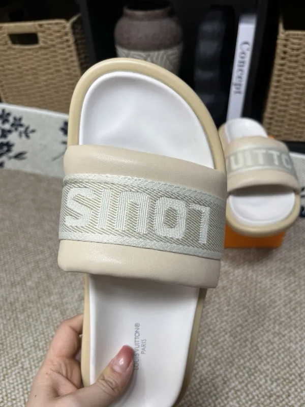 P320💰[New model] Long-term availability, 2025 new model, couple model [LOUlS VUlTTON] comes with drawer box, bag, card, invoice "Louis Vuitton ~ unique modern sandals. 》LV counter purchasing 🏃Men's and women's casual slippers, sold at the same time at the counter, the original old flower material upper is soft and comfortable, (refuses to discolor and rub the feet) sole: original factory special combination original sole, code number: 35--46 4 multiple colors 🉑️ to choose from